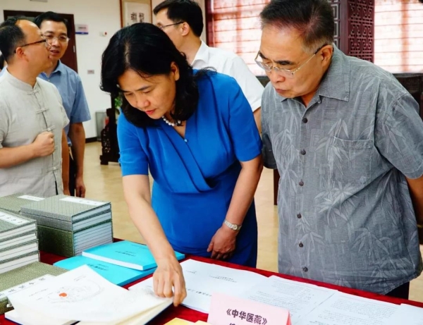 國家衛(wèi)生健康委黨組成員、國家中醫(yī)藥管理局黨組書記余艷紅（前排左一）在中醫(yī)藥信息研究所調(diào)研中醫(yī)古籍相關(guān)工作