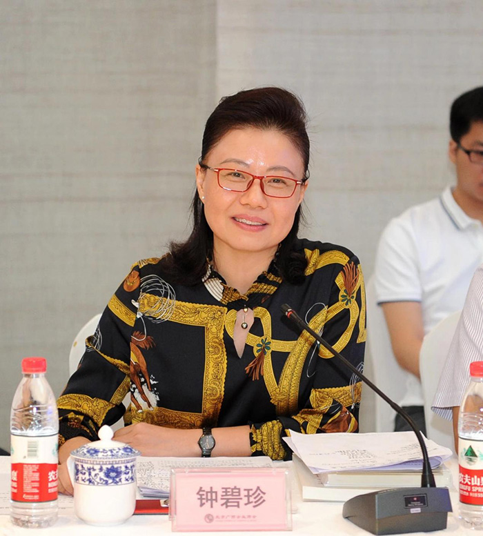 梧州市委常委、統(tǒng)戰(zhàn)部部長鐘碧珍發(fā)言